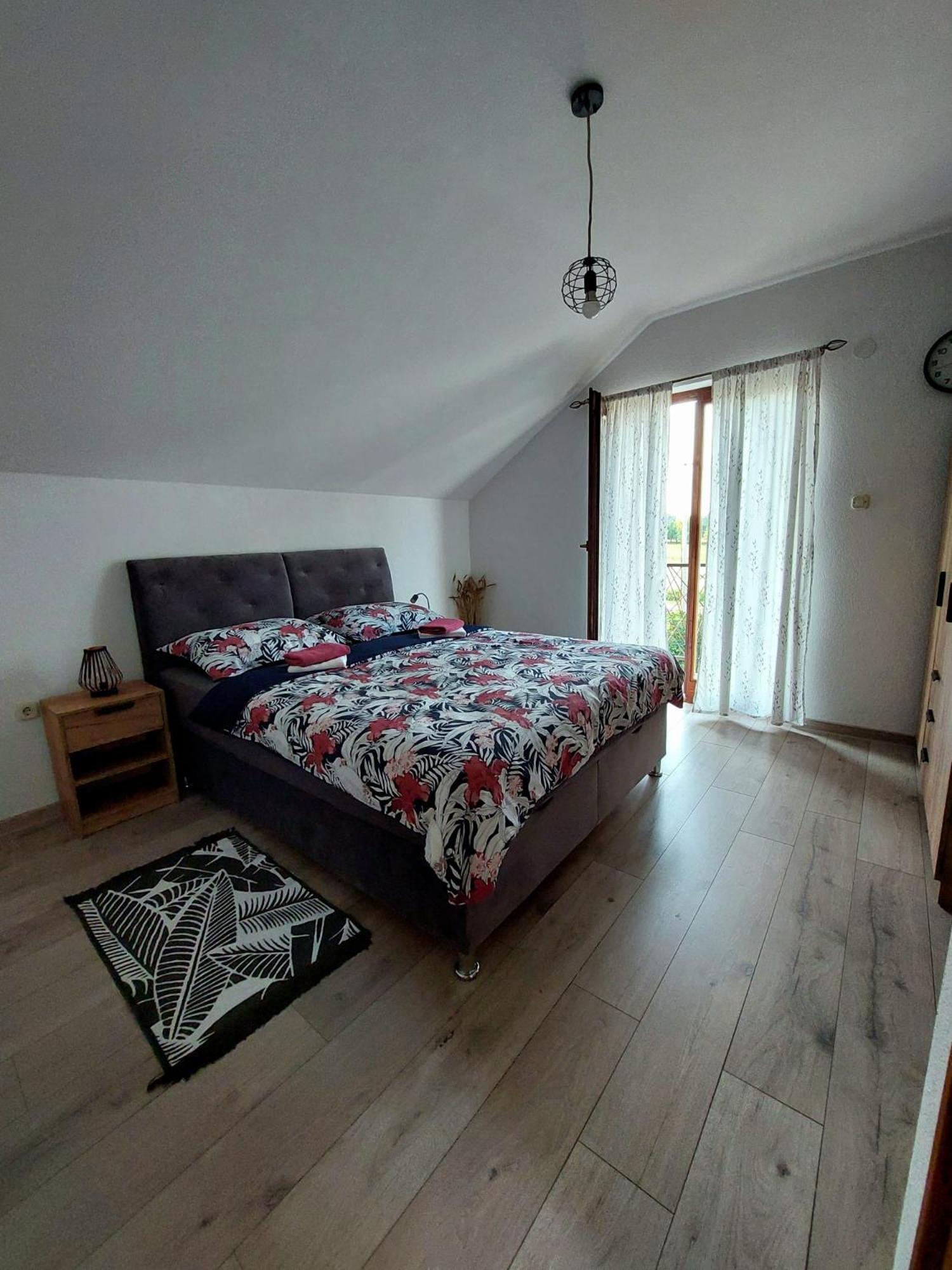 Perusic Apartman Rita מראה חיצוני תמונה